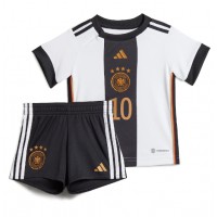 Tyskland Serge Gnabry #10 Hjemme Trøje Børn VM 2022 Kortærmet (+ Korte bukser)